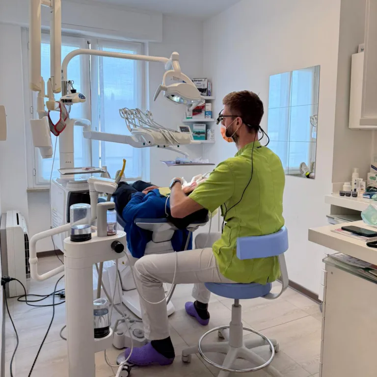 Dr. Pietro Ioppi mentre lavora con gli occhiali periscopici ergo e la luce led orchid di admentec